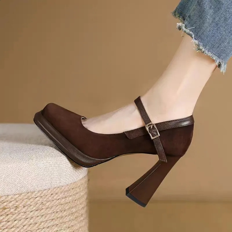 Plateforme talons chaussures pour femmes avec pointes Mary Jane Sandals Ladies Ed Pompes Dernières Crystal décontracté Retro Point Lolita 250814