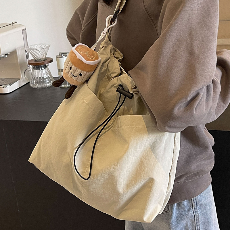 Sac en tissu en nylon pour femmes Grands sacs de luxe Capacité de livraison gratuite Sac fourre-tout d'été Crossbody 2025 Nouveau sac à bandouliè