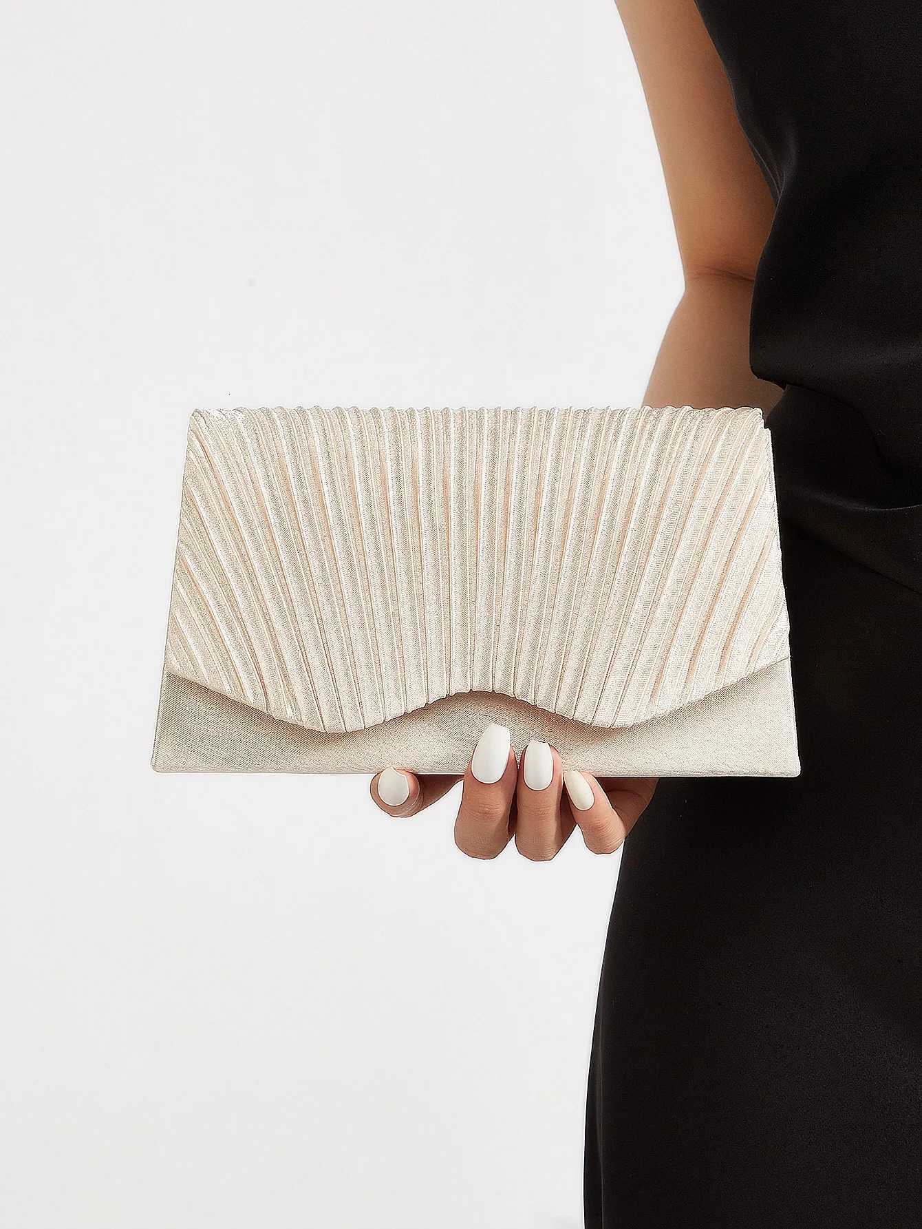 Sac d'embrayage à la mode et luxueux adapté au personnel de bureau des femmes, etc. pour correspondre aux robes de jupes et aux cheongsams.W25081