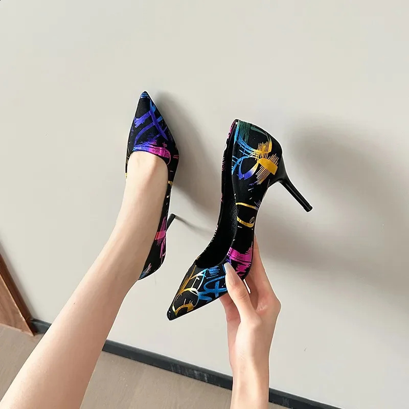 Baotou Chaussures célibataires Enfants Spring Simple Point Stiletto High Heels Fashion Colorful peu profonde Chaussures pour femmes 250815