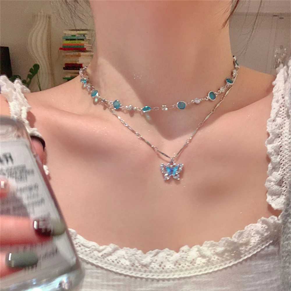Collier Romantic Blue Crystal Butterfly pour les femmes filles Bilayer Chaticle Chain de la chaîne de chauffeur
