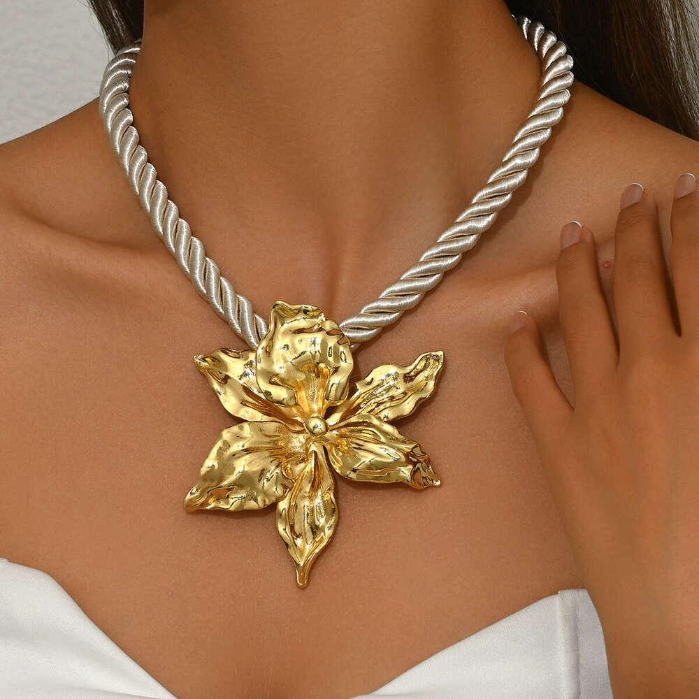 2024 New Style for Women Exaggerated 3D Floral Design Versatile Pendant Clavicle Chain Necklace