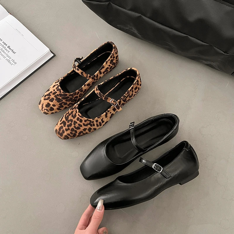 Vintage Women Shoes Fashion Metal Buckle Spring Autumn Casual Soft Sole Female Flats 250814