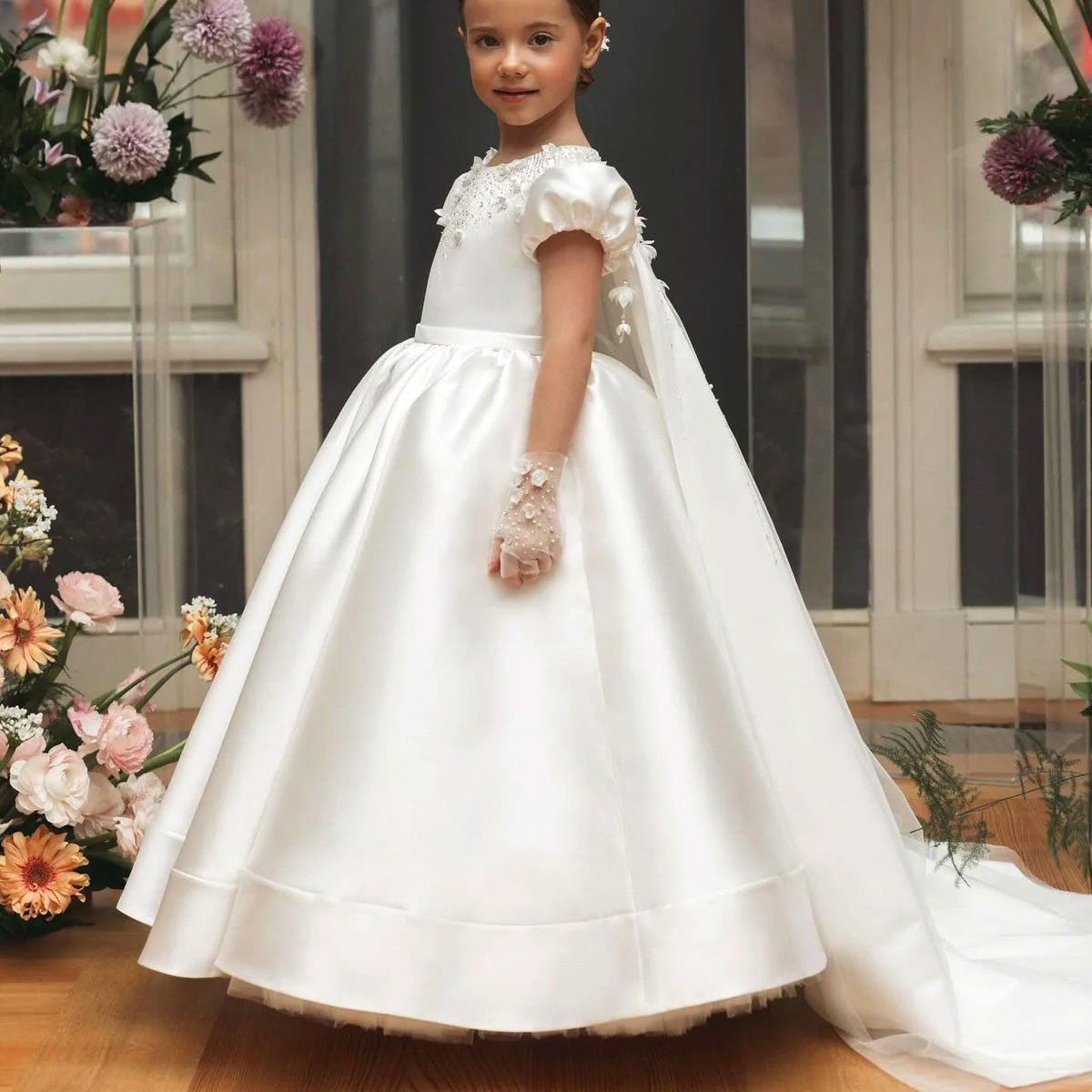 Mignon blanc ivoire satin fleur robes de fille capes manches bijoux de ligne une ligne princesse kids formel d'anniversaire de communion robe de