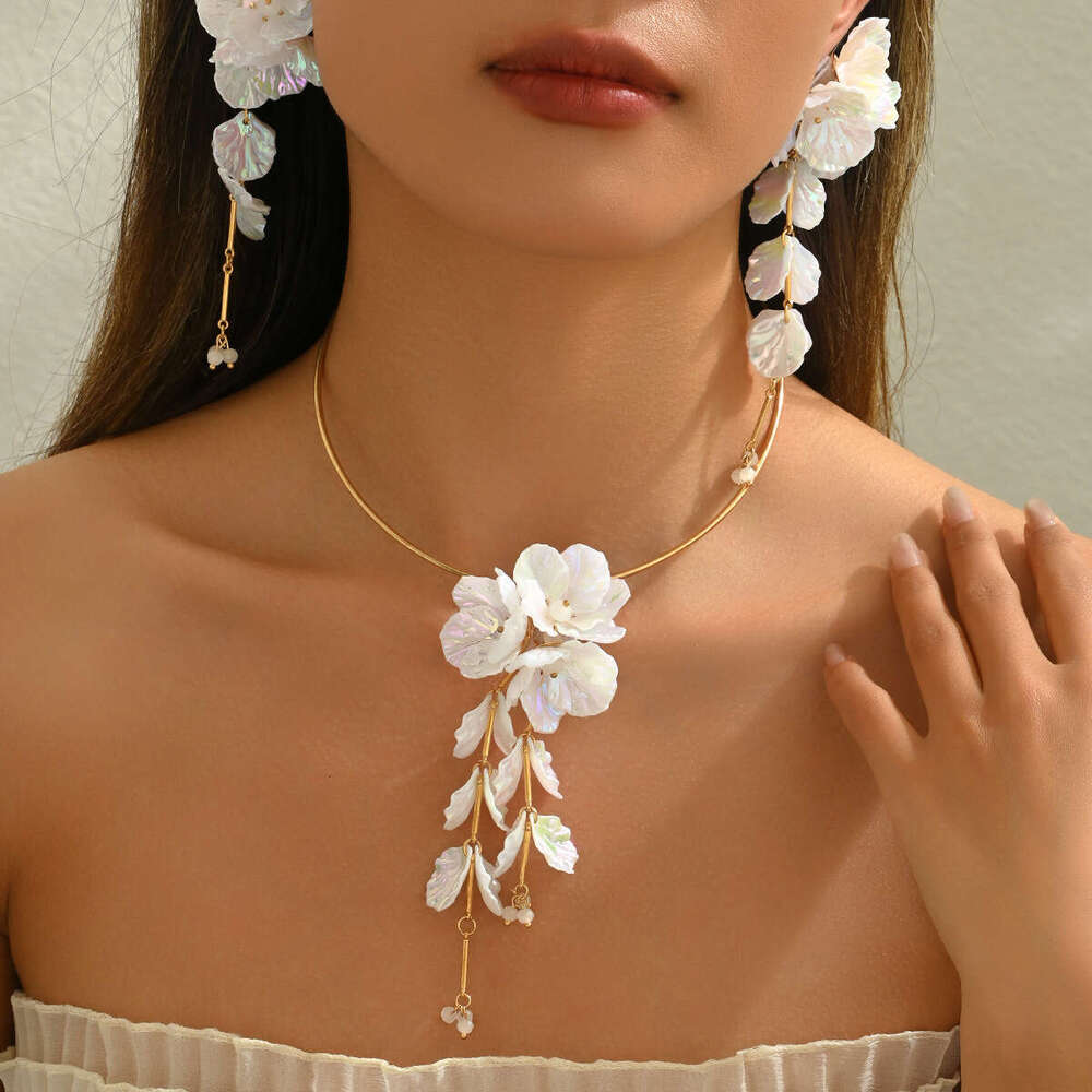 2025 New Korean Style Women's Necklace and Jewelry Set Floral Fresh Design Choker Earrings for Women