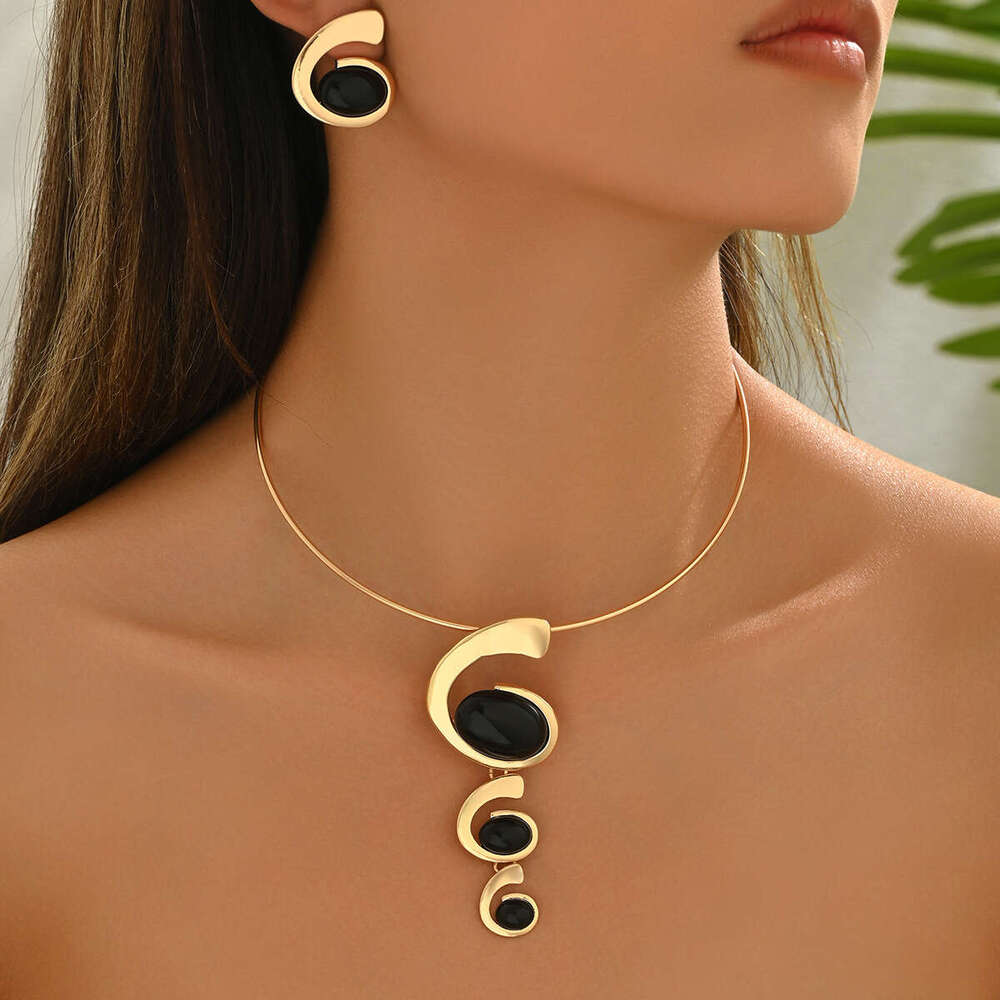 Collier et boucle d'oreille pour femmes avec de longues boucles d'oreilles en spirale tour de cou haut de gamme pour les femmes