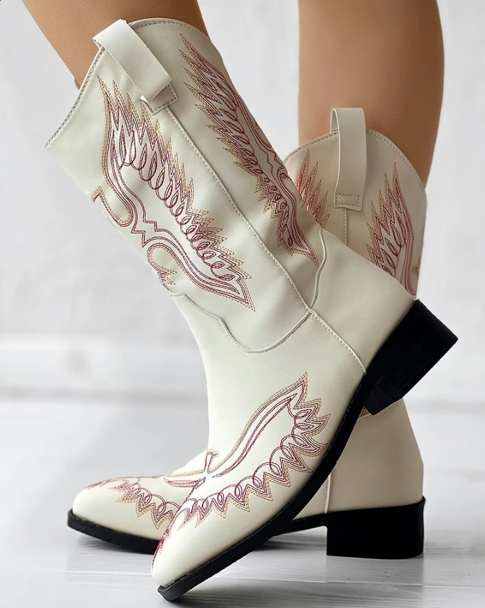 Chaussures de navettage urbain pour femmes printemps d'été Dernières oiseaux polyvalents broderie cow-girl chunky talon vintage bottines 250812