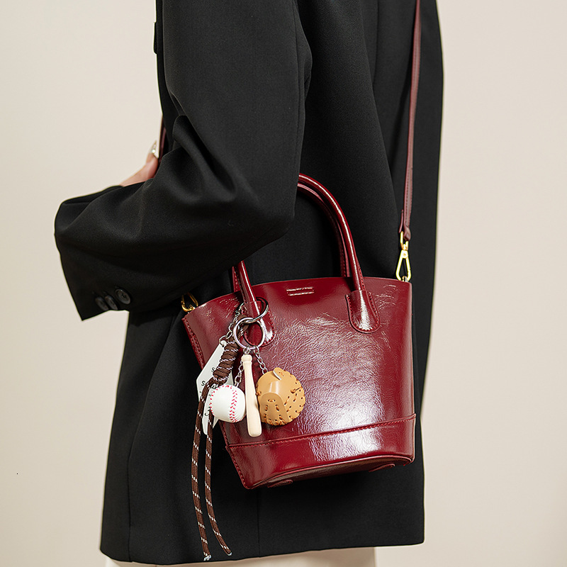 High-end Red Bucket for Women Autumn Winter New Niche Bride Wedding Handheld Commuter Crossbody Bag
