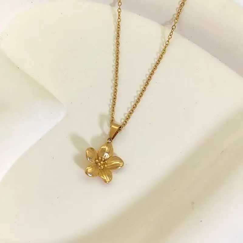 Goddess Festival Gift Collier pendentif fleur coulé à la main