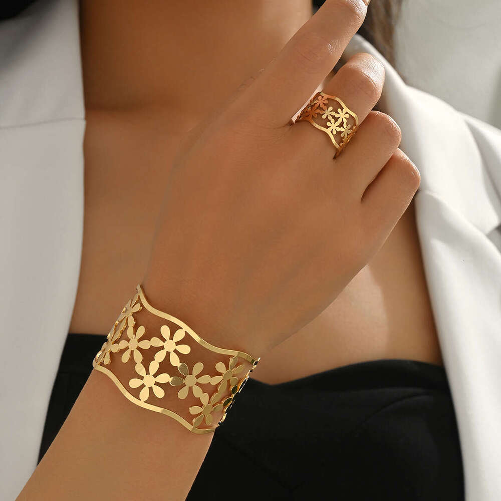 2025 New Style Women's and Ring Set Niche Metal Flower Design Bracelet Versatile for Women