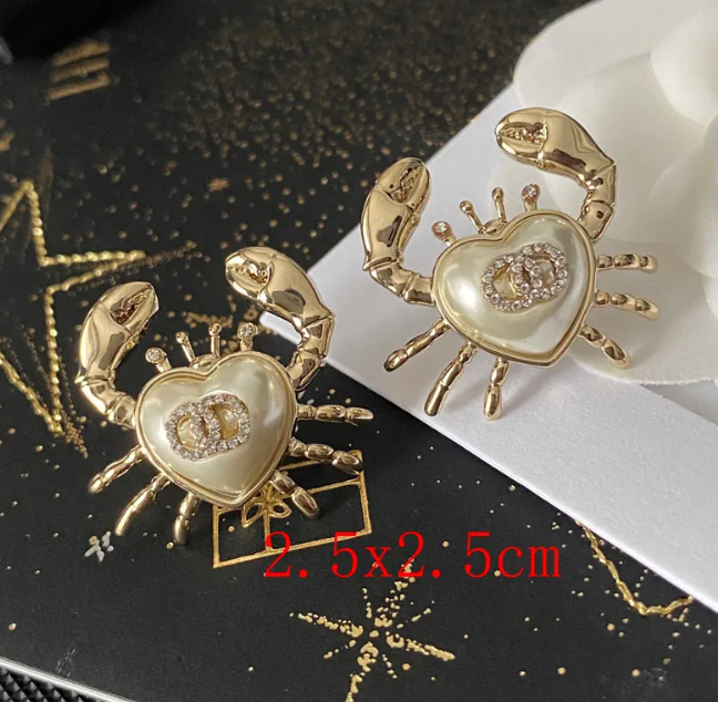 Designer Boucles d'oreilles acryliques Perle Crab Stud Crystal Round Real Gold Brass Copper Lettre de boucle d'oreille Fashion Bijoux de fête de