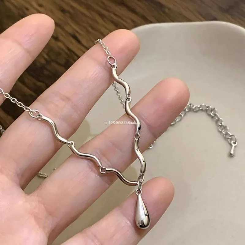 Colliers de pendentif à la chute d'eau pour femmes Punk Collier de chaîne d'onde irrégulière Colliers de tour de cou de pluie en métal