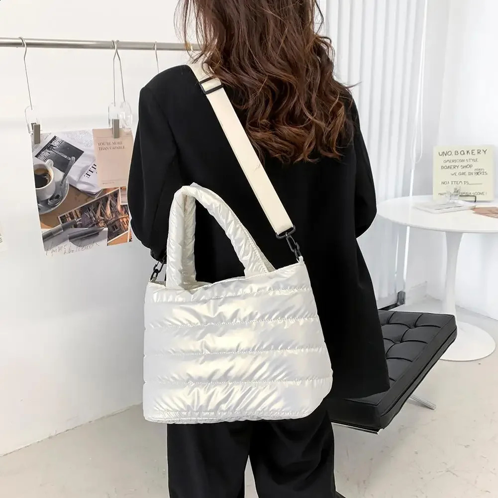 Femmes Nylon Fil à main HIVER HIVER LA MODE CORÉAN PURE COULEUR TOP-HANDLE BAGS250813