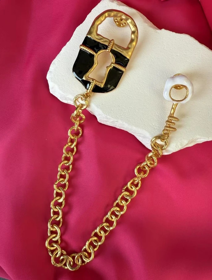 European and American Fashion Trendy Retro Literary Heavy Industry Niche Abstract Black Enamel Lock Chain Brooch 250812