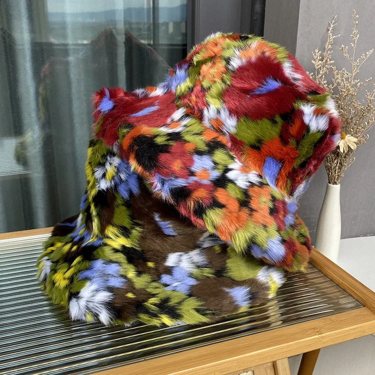 Version coréenne du chapeau de pêcheur en fausse fourrure