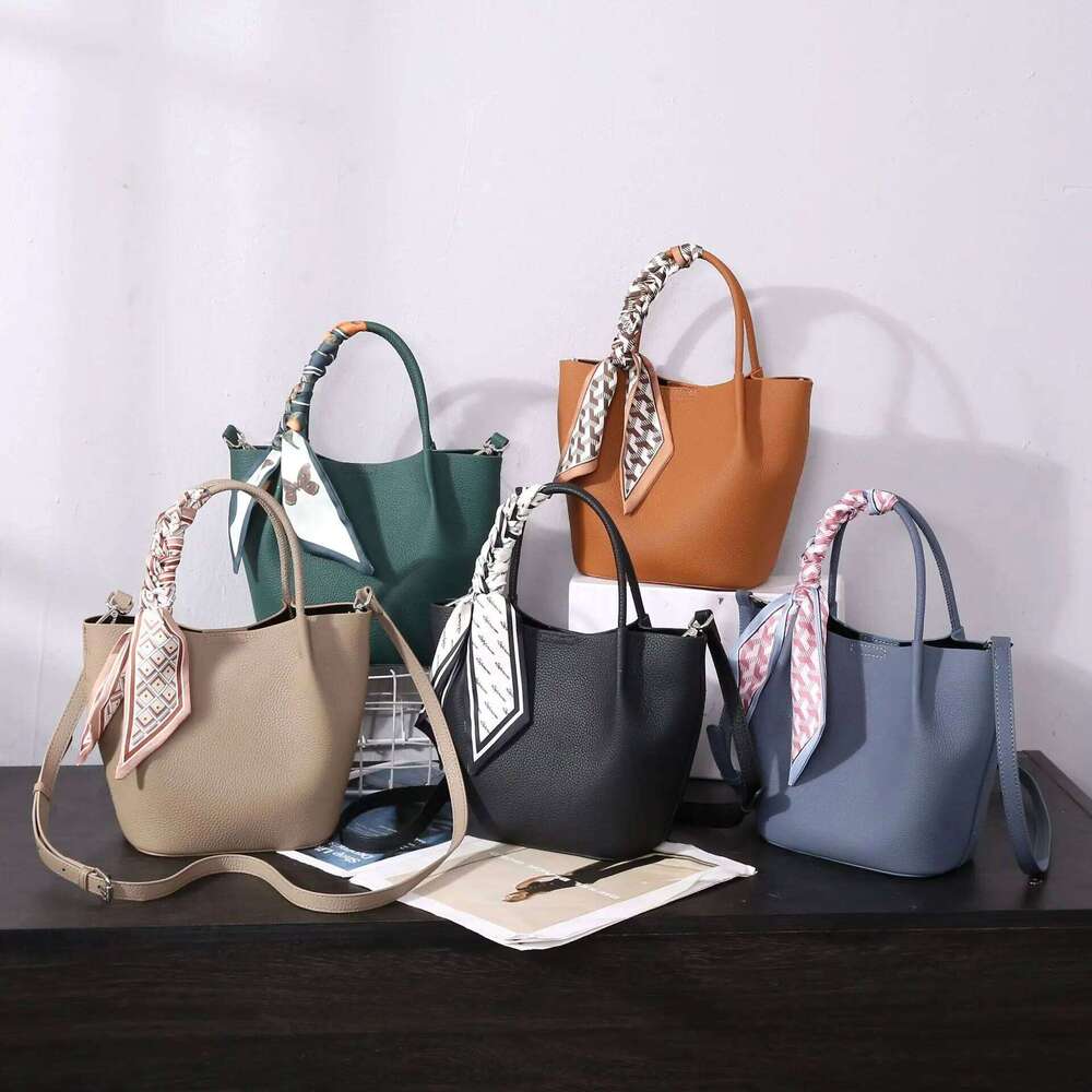 2025 New Designer Bucket Handbag Women Fashion Hobo Tote Large Capacity Office Shopping Slant Vintage Bag 20250815