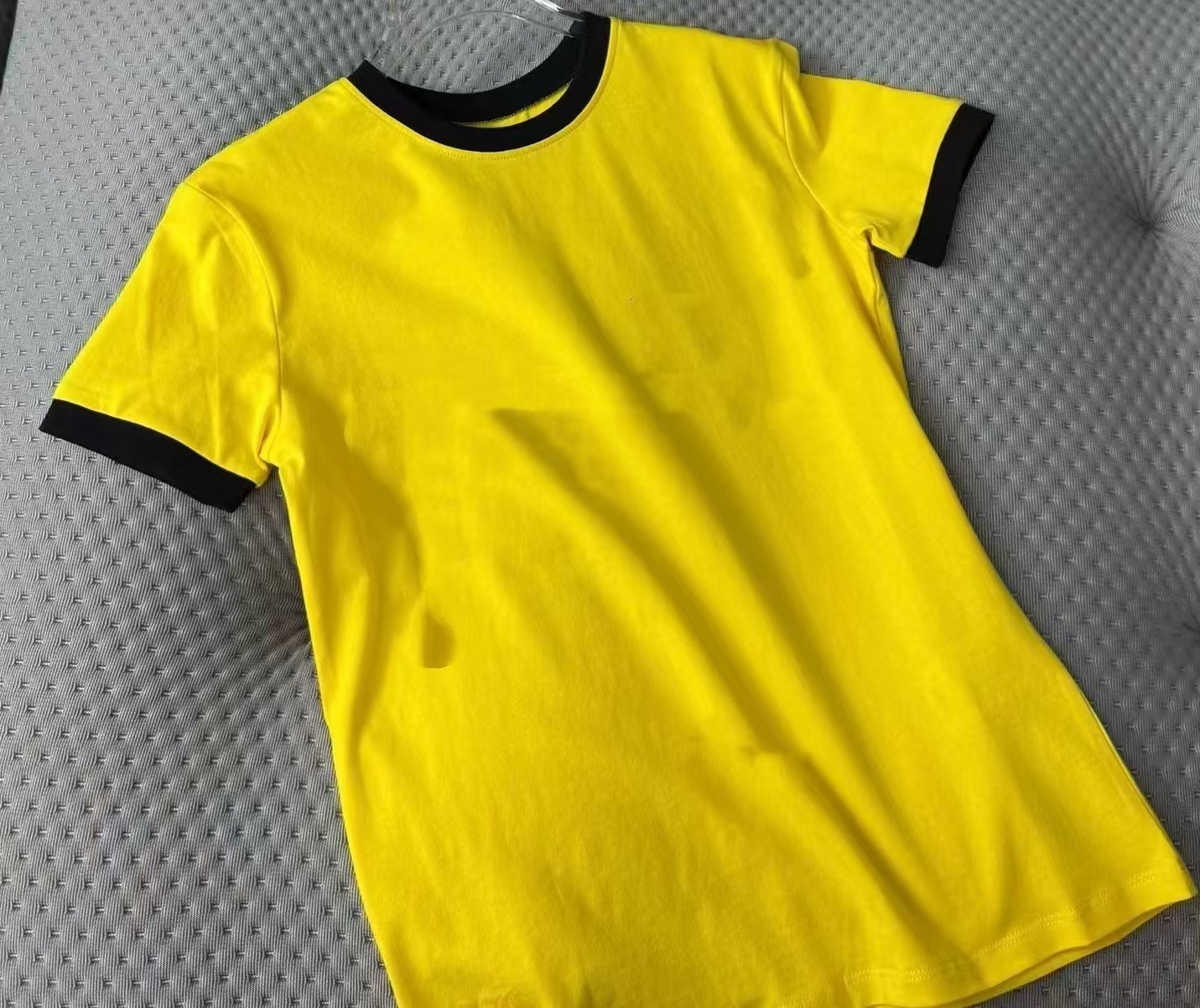 Designer's summer new color blocking printed horseshoe Sanskrit short sleeved slim fit T-shirt top with round neck versatile and slimming perso