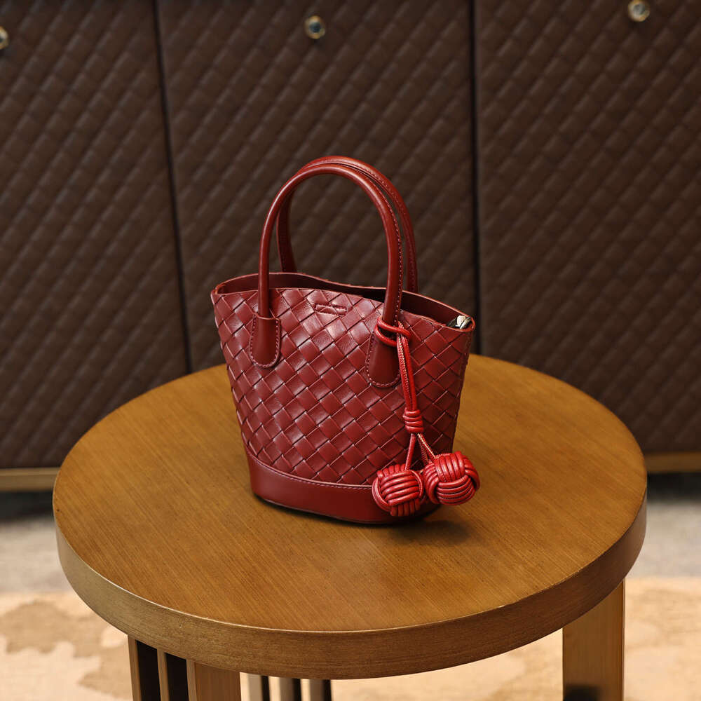Designer bucket bag fashionable pure handmade woven bag portable crossbody high-end feeling large capacity 2025 new model