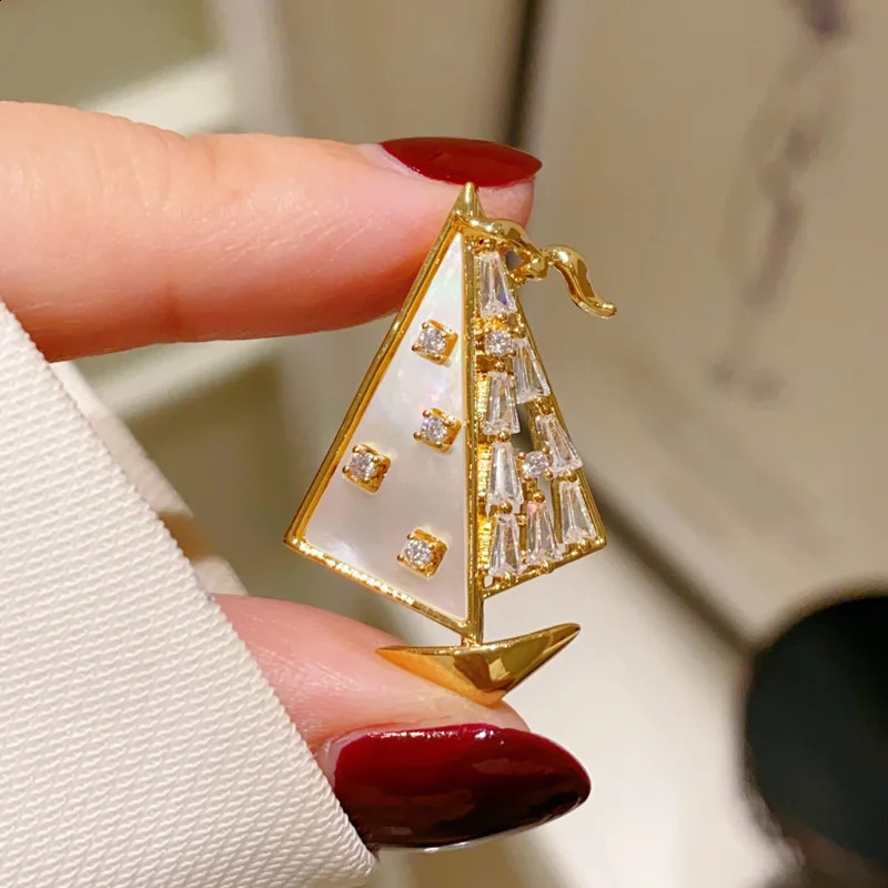 Broches de voilier de coquille naturelle pour les femmes Version coréenne Version haut de gamme Simple Small Gold Color Coup Boucle Boucle Fashio