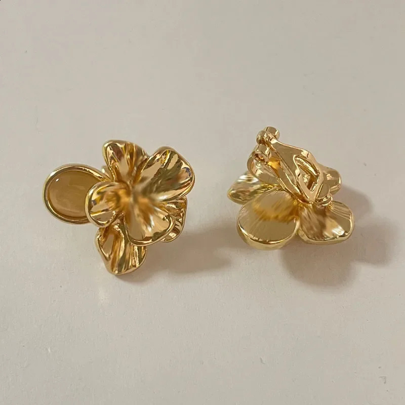 Niche pour femmes N Clips d'oreille de pétale doré Retro Retro Threedimensional Metal Opal Flower Clip sur les boucles d'oreilles Pas de piercing