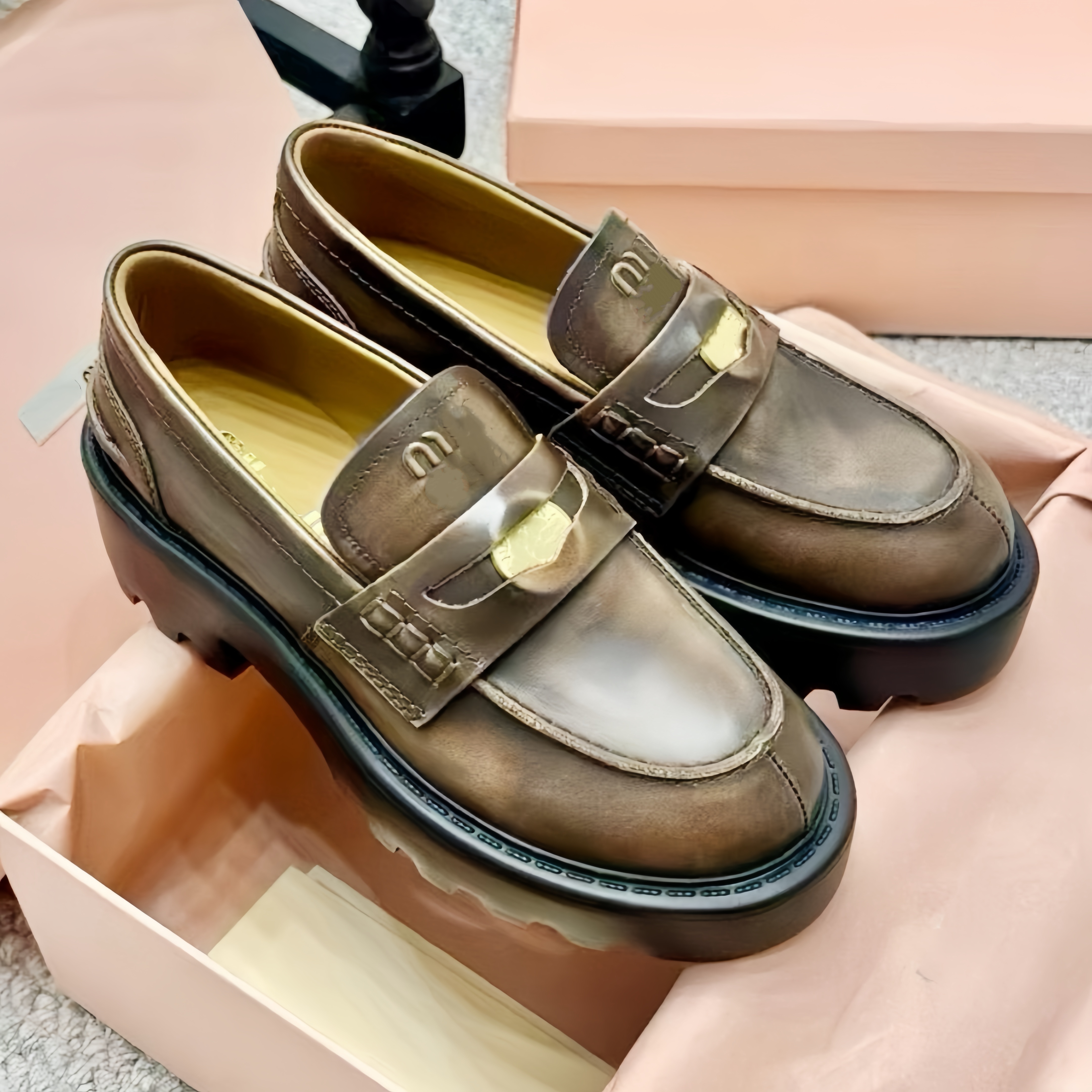 Classic Womens leather Loafers Business Shoe Designer Casual Shoe Luxury Sneaker High quality blazer Dress platform Shoe golden walk hike brand outd