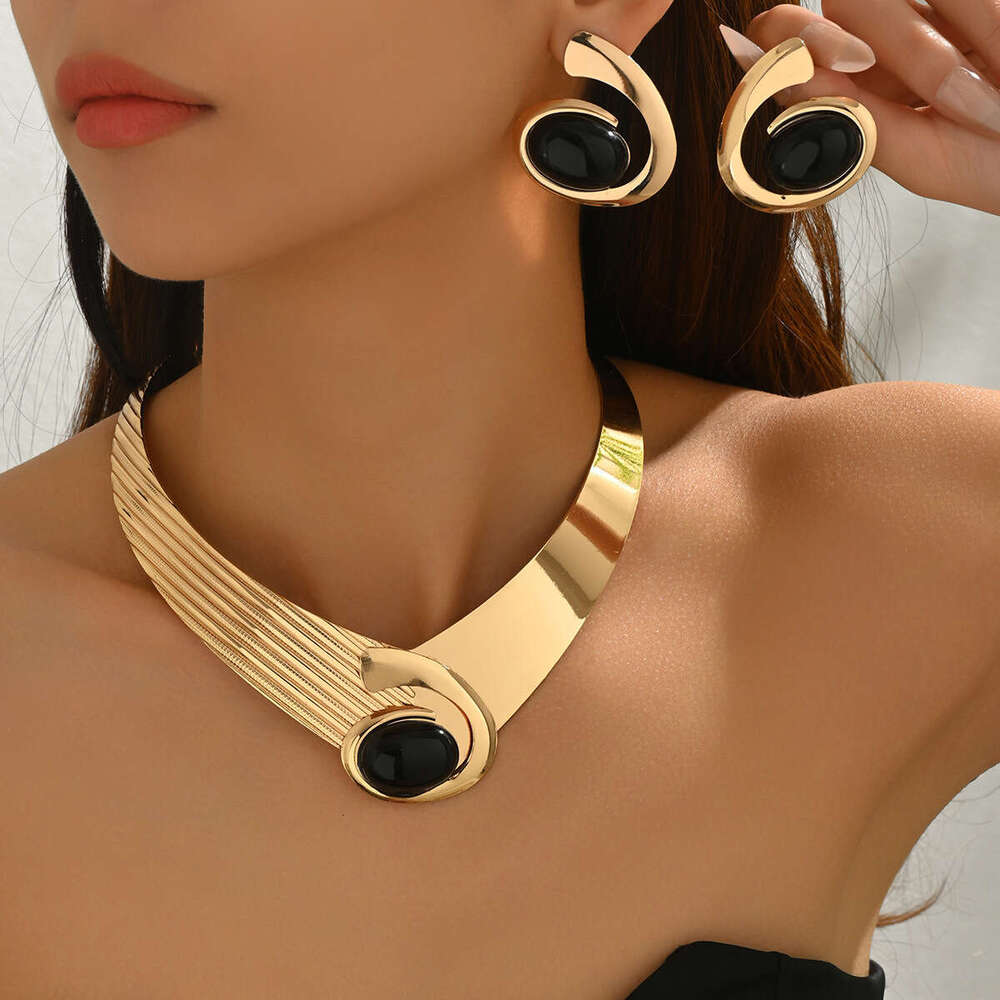 2025 New Style Bijoux féminine Géométrique Conception incrustée Collier exagéré Boucles d'oreilles polyvalentes pour les femmes