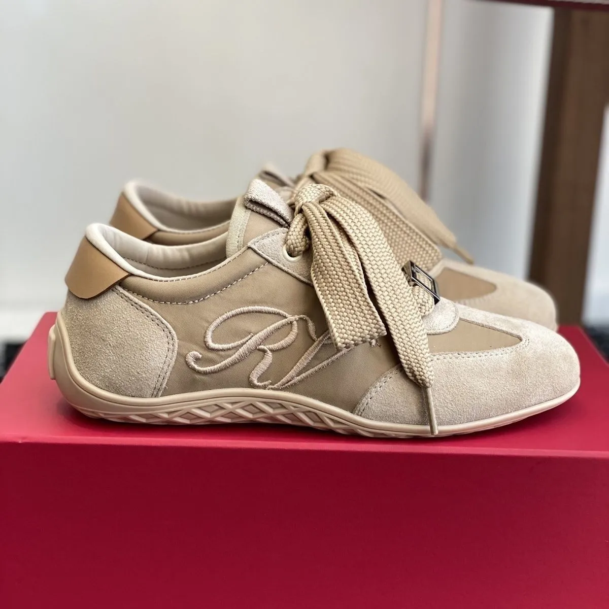 Femmes de haute qualité Viv Low top Top en cuir garni de baskets en satin chaussures Boucles Trainers Tissu en cuir en cuir Embellie Lady Outdoor