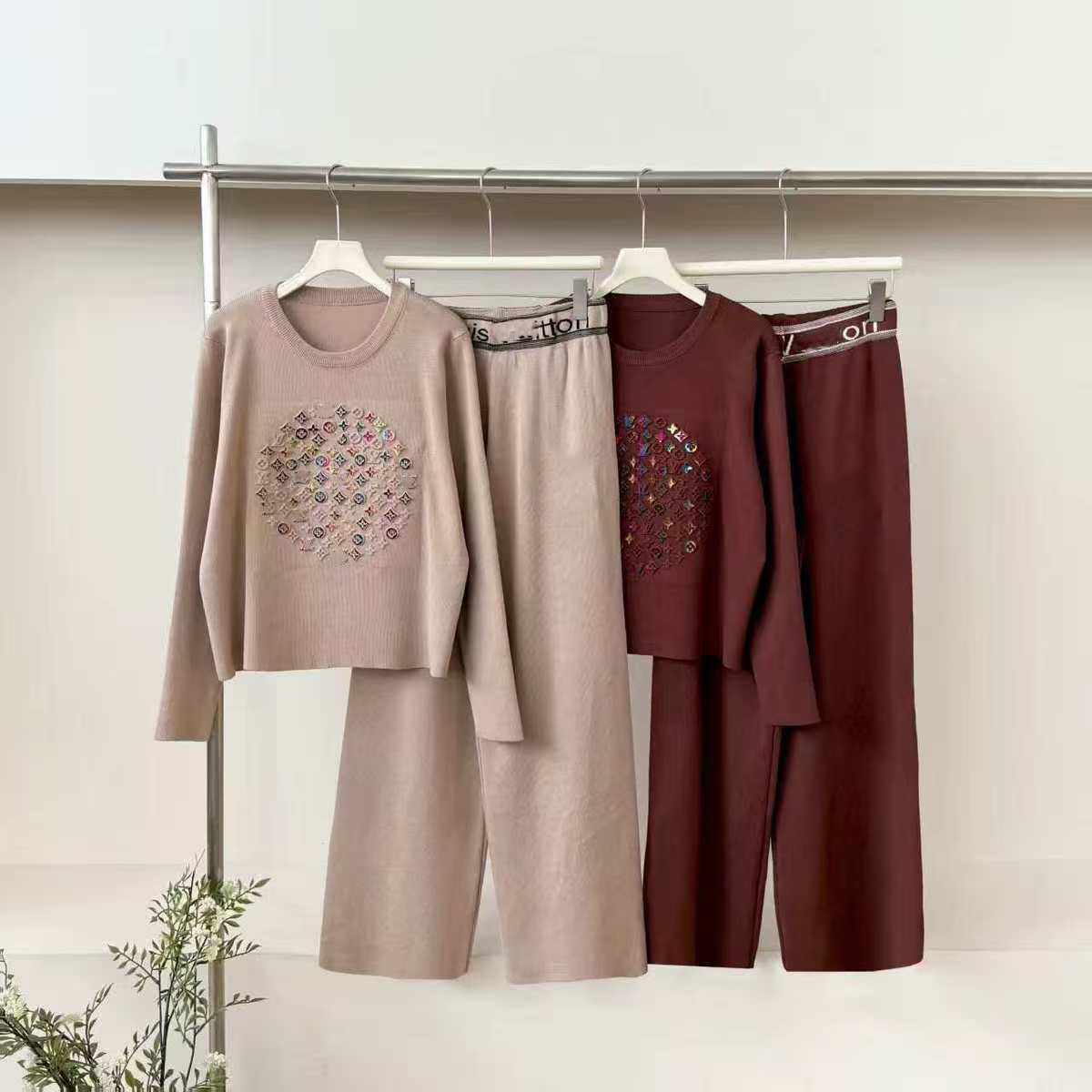 Autumn 2025 advanced new leisure heavy industry fashion round neck Joker knit top wide-leg pants two-piece luxury.