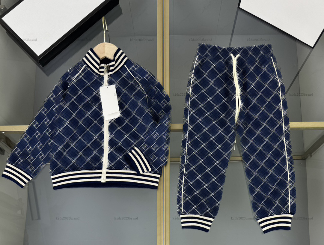 Nouveau costume de manteau bébé automne lettre complète d'impression de survêtement garçons filles sports de sport veste de vêtements de créateur