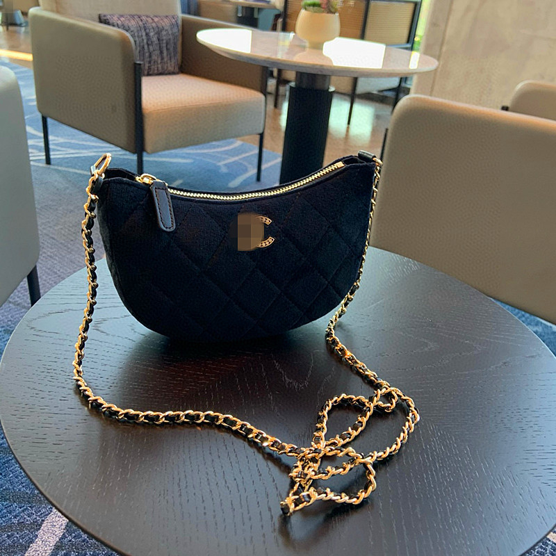 Xiangxiang's New Year-end Gift, The Crescent-shaped Bag, Made of Velvet and Rhinoceros, Is Luxurious and Exquisite, and Comes with A Dust-pr