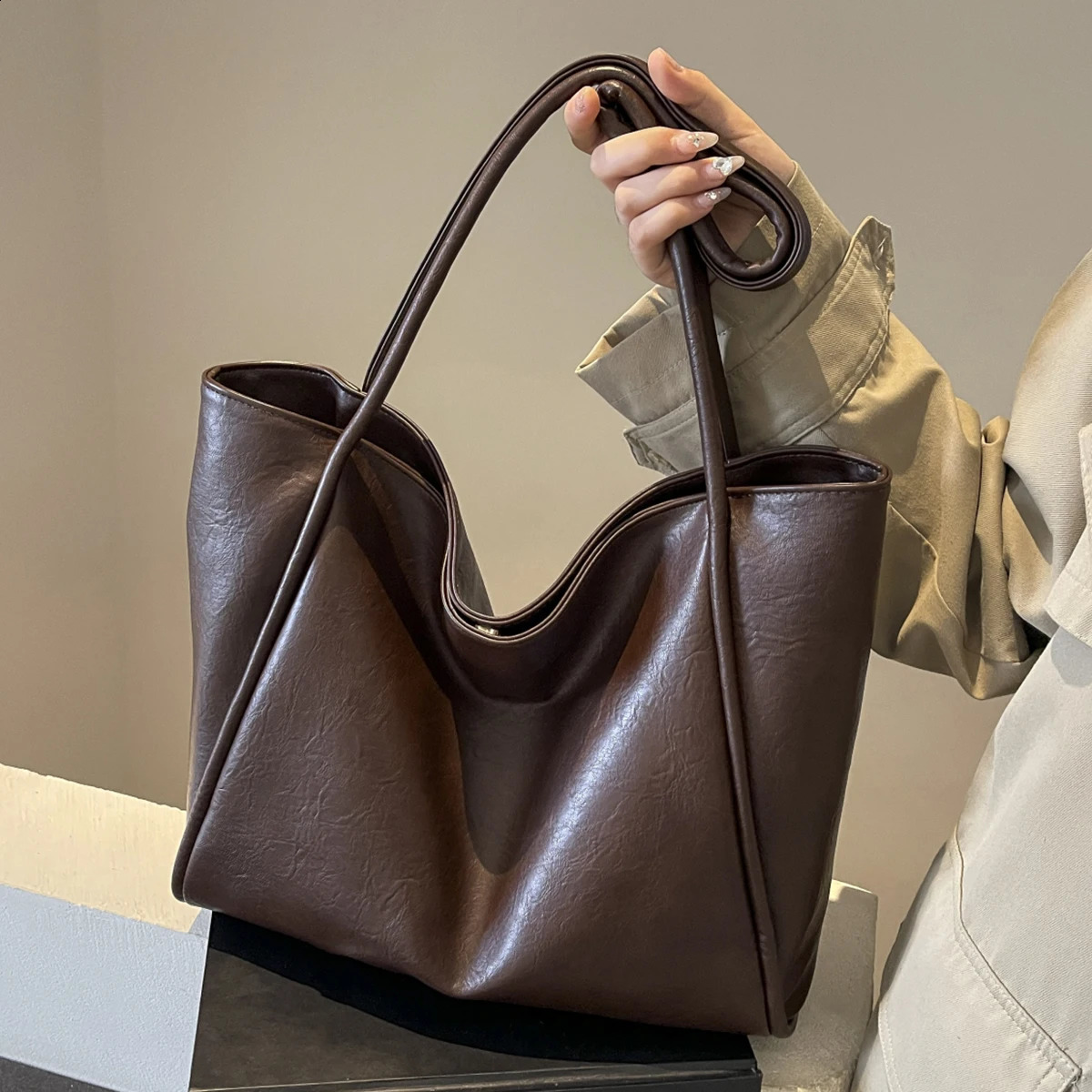 Fashion Retro Casual Retro Trend Sac fourre-tout de grande capacité Niche français N épaule de couleur solide polyvalente quotidienne 250815
