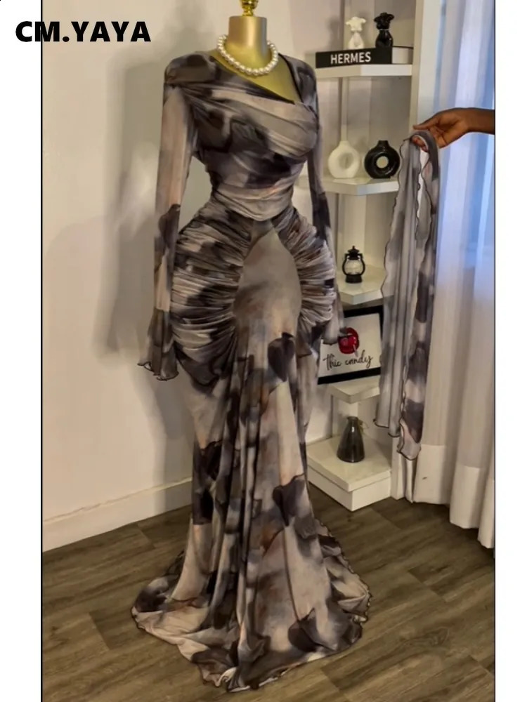 Cm.yaya Femmes Tie Dye Dye imprimé Skew Neck Flare à manches longues Robes à manches longues empilées Maxi Robe d'été Robes de fête sexy 250818