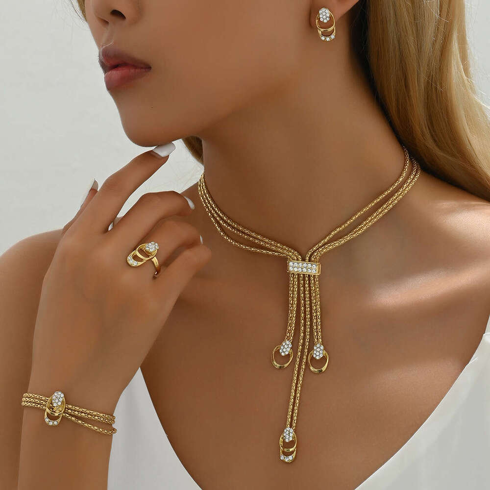 Nouveau ensemble de collier et de boucles d'oreilles simples et frais avec une chaîne de clavicule incrustée de conception de niche, une bague d'
