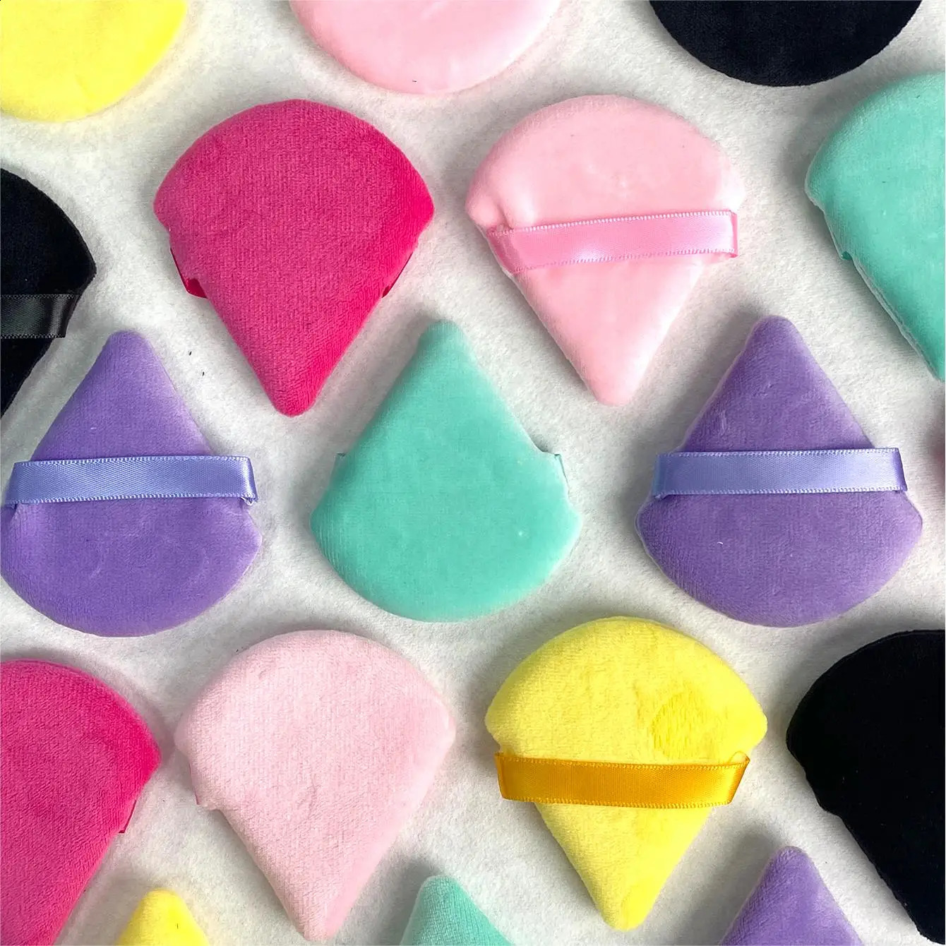 A pack of 5 multi-color optional triangle powder puff soft skin makeup feel fine for home or travel use 250814