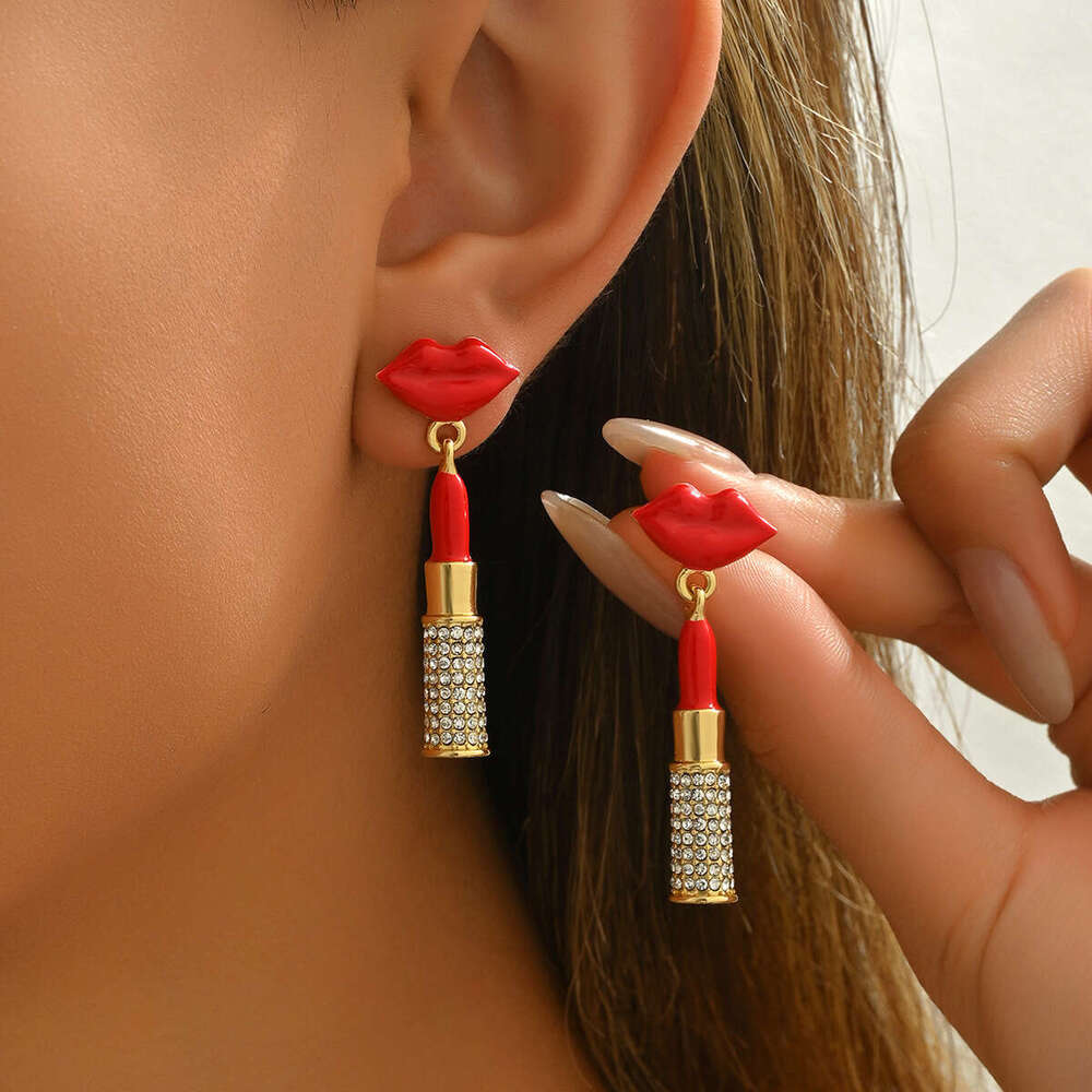 Les femmes à la mode avec une conception de goutte d'huile de lèvre unique, des boucles d'oreilles à goujons en diamètre, des boucles d'oreilles
