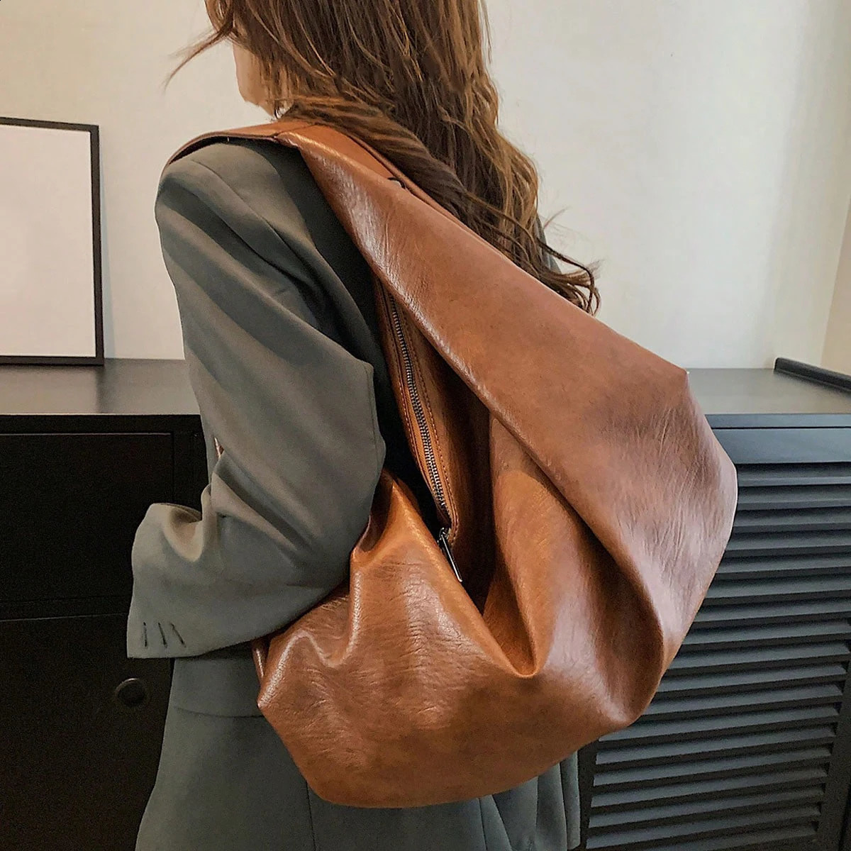 Fashionable and simple largecapacity shoulder bag can be used as a handbag solid color temperament retro hobo 250815