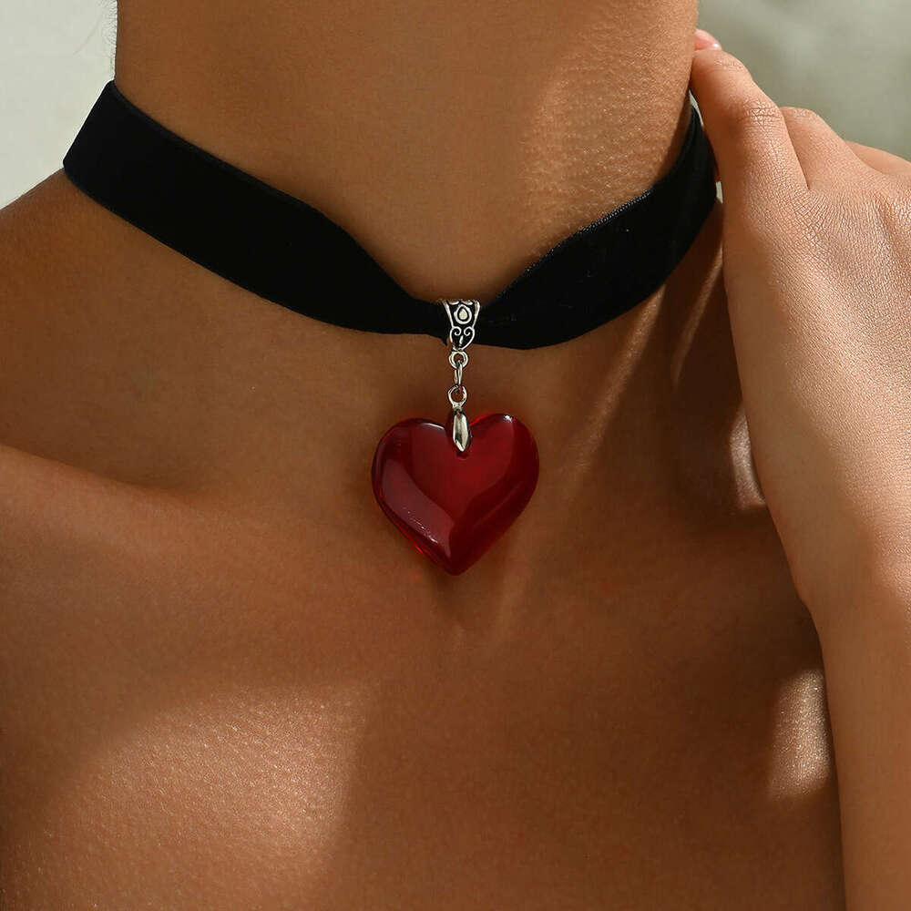 Fashion OL Style Necklace Sweet Cool Girl Choker Women Heart Niche Design Collarbone Versatile Neck Chain