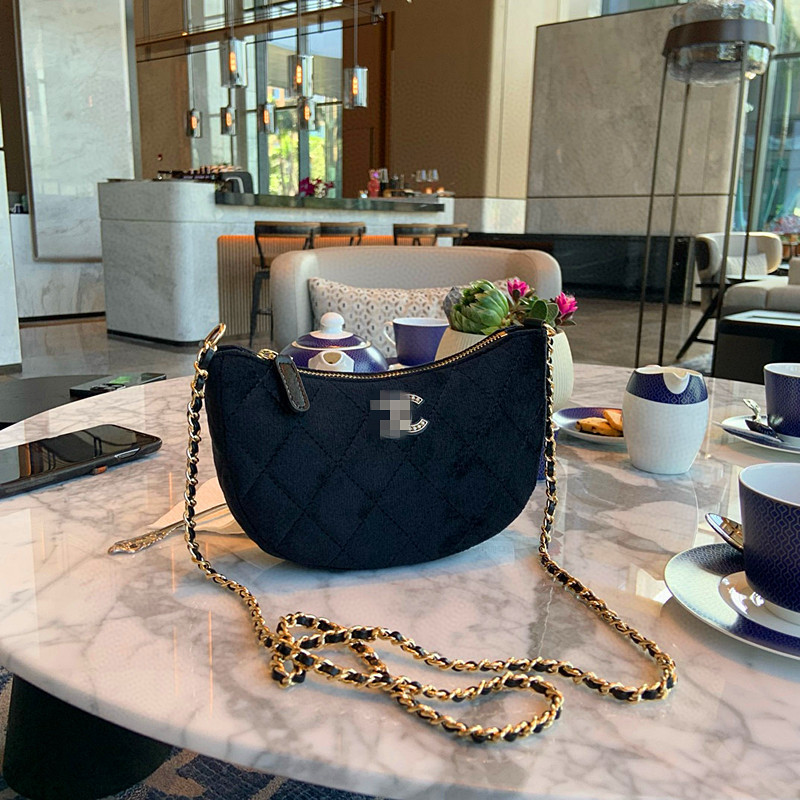 The New Year-end Gift Is Made of Luxurious Velvet Rhinestone and Comes with A Dust-proof Bag