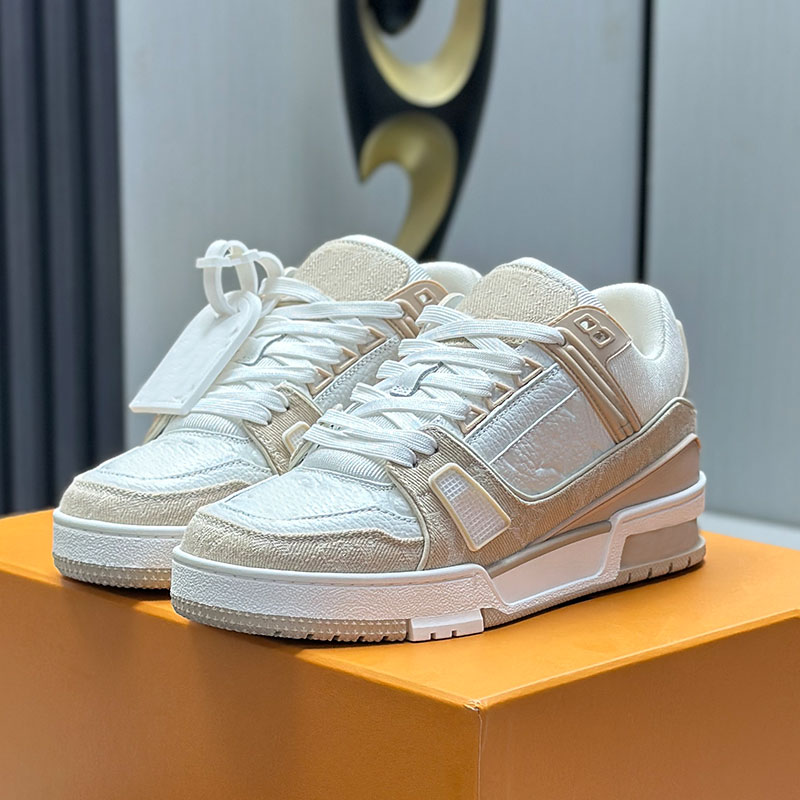 Designer Beige Trainer Sneaker Fashionable couple style casual sports shoes upper grain cowhide denim splicing design Mens shoes Bring original box