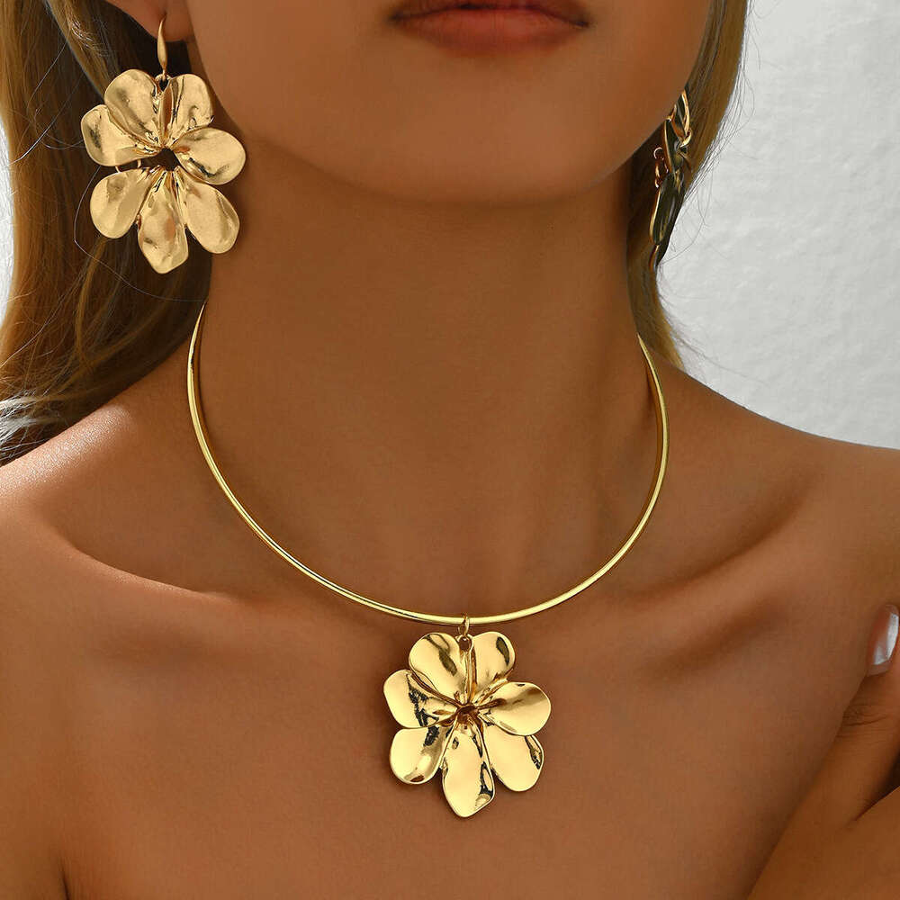 Collier et bijoux de boucle d'oreille de style mode de mode Fleurie de niche de boucles d'oreilles de fleur de niche de conception haut de gamme