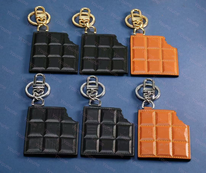 Morogramme en relief monogramme clés de porte clés de luxe Charme pour femmes porte-clés de barre de chocolat et de sac en cuir clés en cuir clés