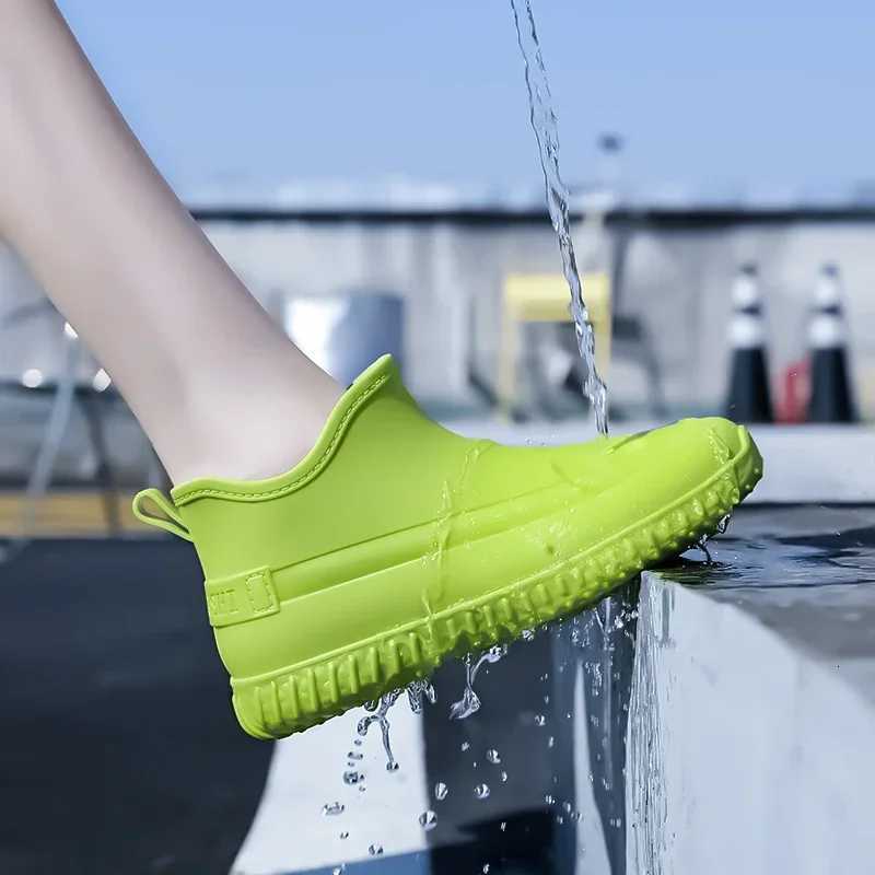 Les bottes de pluie pour femmes sont une étanche résistante à l'usure et résistante à l'usure légère légère lorsqu'elles sont portées à l'extérie