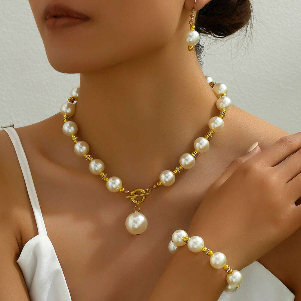 Bracelet de collier de nacre perlé ensemble pour femmes, boucles d'oreilles polyvalentes à chaîne de clavicule haut de gamme légère