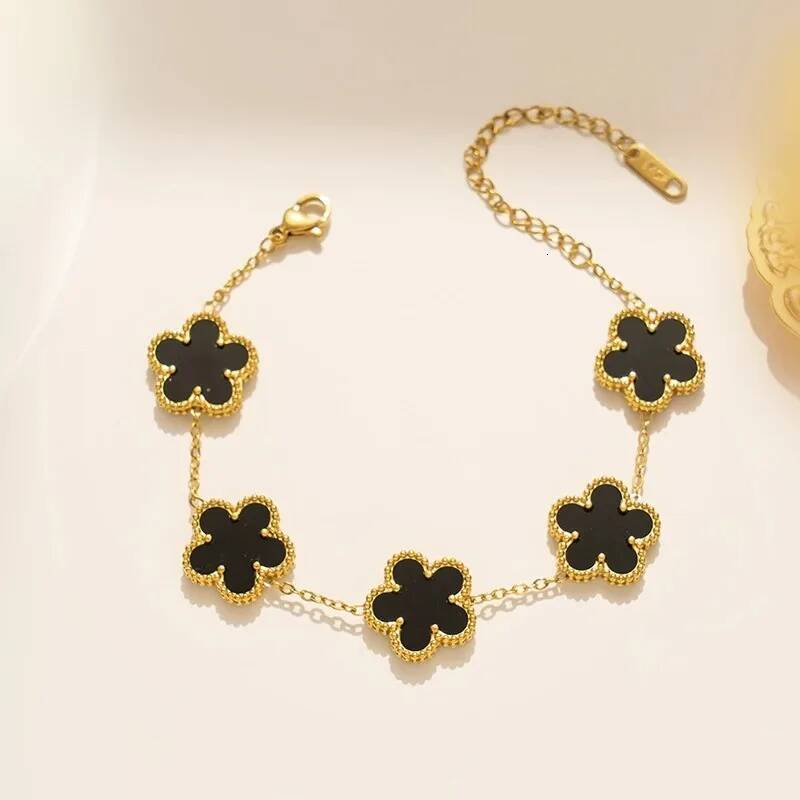 Light Stainless Steel Hot Sale Black and White Shell Five Leaf Flower Bracelet Simple Woman Fashion Daily Party Jewelry C