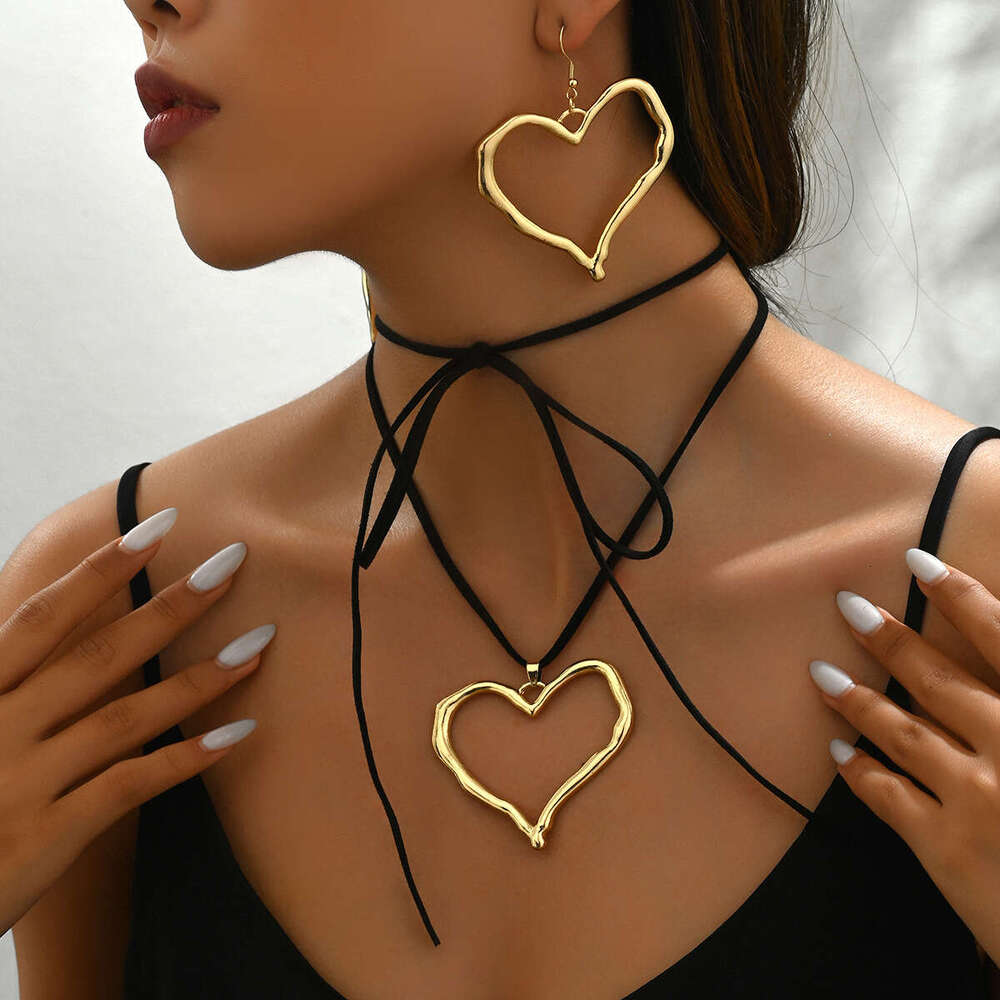 Collier et boucle d'oreille de la mode ol pour les femmes simples de créneaux de niche en métal en forme de cœur polyvalent bijoux