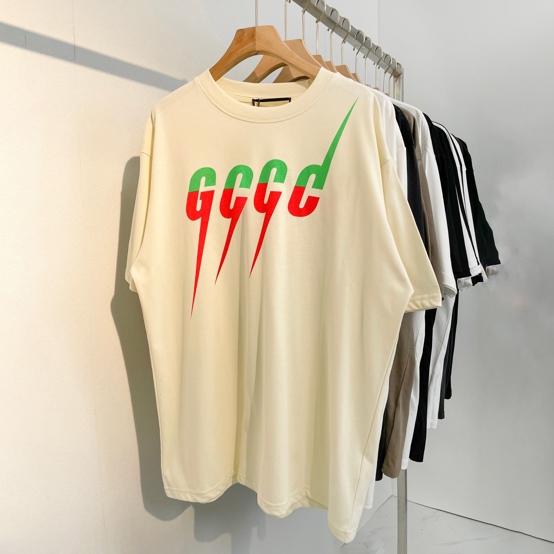 High quality men's T-shirt polo shirt designer men's T-shirt letter print luxurious fashion cotton party versatile short sleeved shirt