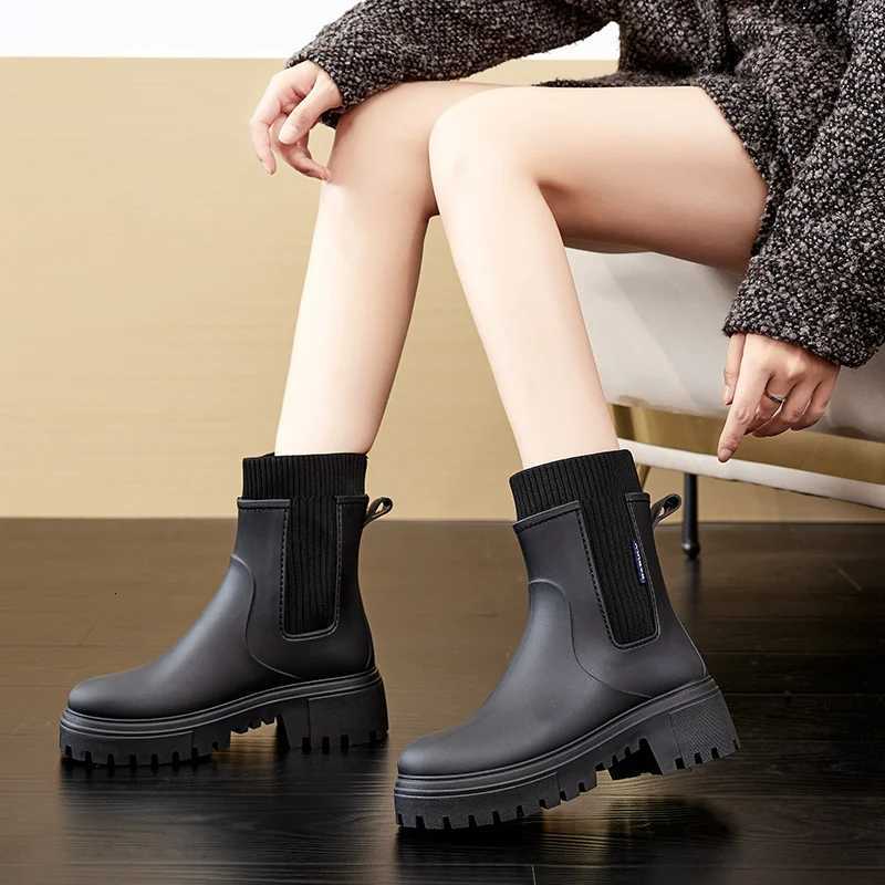 2025 Nouveaux bottes de style coréen Hauteur augmentant les bottes de pluie rond City City Boots d'eau Femme Pluie Limite gratuite Chaussures Lad