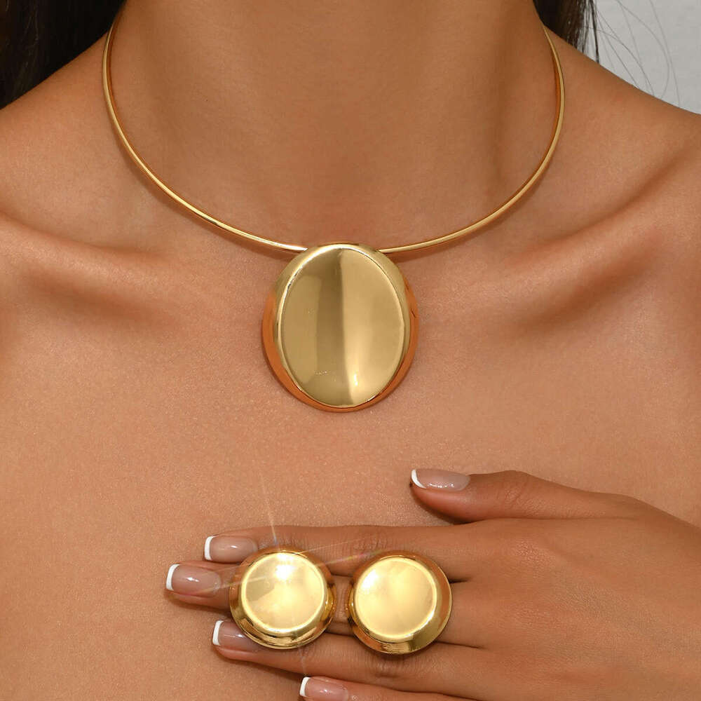 Metal Style Women's Geometric and Earring Set Niche Round Pendant Design Clavicle Chain Necklace