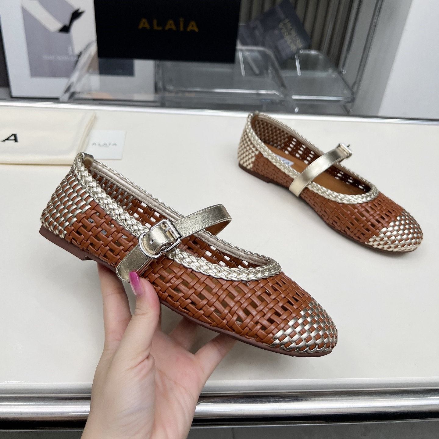 DHgate Lady Loafers Beach Weave Shoe Luxury Designer Mary Jane Shoe Womens Hollow Moccasins Mules Flat Heel Dress outdoor sport comfortable Casual s