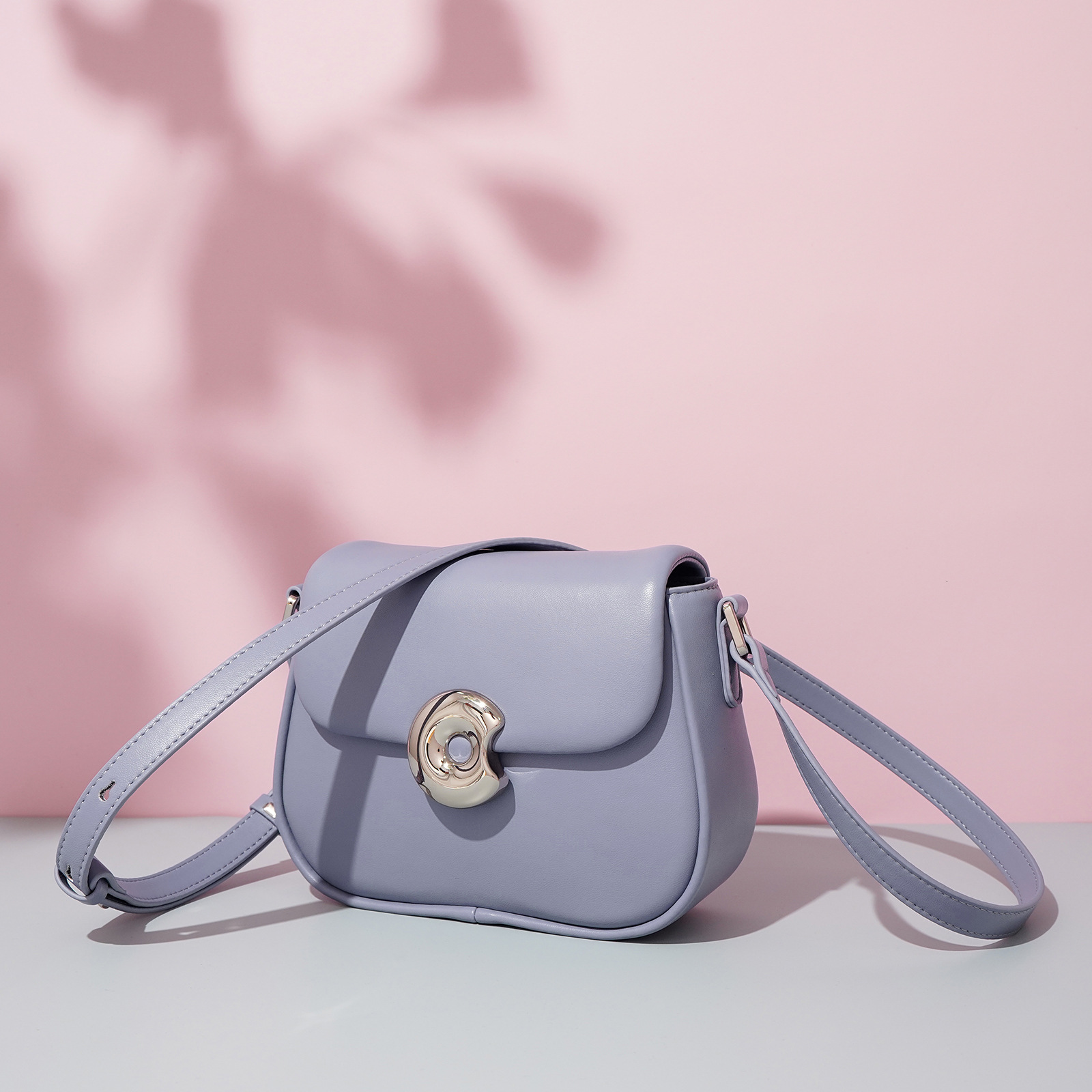 New Genuine Leather Women's Fashion Saddle Bag Free Shipping Designer Urban Luxury Shoulder Bag Popular Versatile Commuting Phone Bag Minimalis